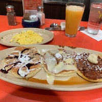 Photo taken at Snooze, an A.M. Eatery by Phillip J. on 3/1/2020