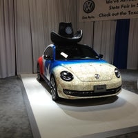 รูปภาพถ่ายที่ Volkswagen Showroom at the State Fair โดย Scott V. เมื่อ 10/6/2012
