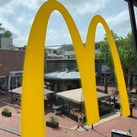 Foto diambil di McDonald&amp;#39;s oleh RobH pada 6/18/2022