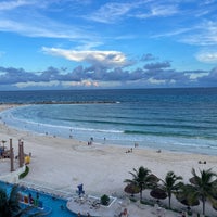 Photo taken at Krystal Cancún (Beach Bar) by Ben_7erz on 8/31/2022
