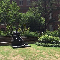 腰かける女 Outdoor Sculpture