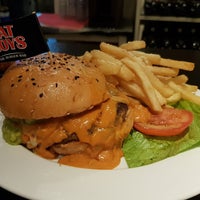 Photo taken at Fat Boy&amp;#39;s The Burger Bar by Ursula S. on 8/10/2018