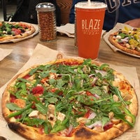 รูปภาพถ่ายที่ Blaze Pizza โดย Rohit K. เมื่อ 12/15/2015