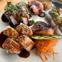 รูปภาพถ่ายที่ Asato Sushi &amp;amp; Asian food โดย Yudell เมื่อ 10/26/2023