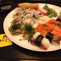 Photo taken at Haru Temakeria e Sushi by Ramon F. on 5/15/2013