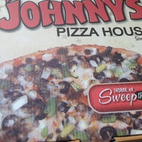 Foto tirada no(a) Johnny&amp;#39;s Pizza House por Annie A. em 8/22/2014