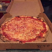 12/10/2015 tarihinde Beth C.ziyaretçi tarafından Engine House Pizza'de çekilen fotoğraf