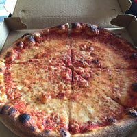 3/5/2016 tarihinde Beth C.ziyaretçi tarafından Engine House Pizza'de çekilen fotoğraf