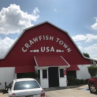 Foto diambil di Crawfish Town USA oleh E B pada 5/20/2017