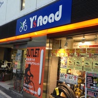 Photo taken at Y&amp;#39;s Road (ワイズロード) 赤坂店 by れい on 12/29/2012