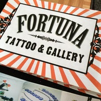 รูปภาพถ่ายที่ Fortuna Tattoo &amp;amp; Gallery โดย Edgar G. เมื่อ 8/25/2013