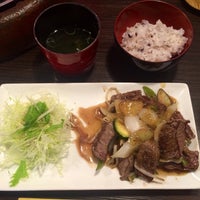 Photo taken at 赤ホルモン焼き＆ホルモン鍋 一寸法師 西新宿店 by Hamano A. on 7/8/2014