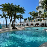 Снимок сделан в Pool at the Diplomat Beach Resort Hollywood, Curio Collection by Hilton пользователем Eric P. 8/18/2021