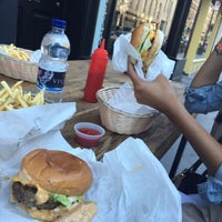 Photo taken at Tommi&amp;#39;s Burger Joint by Anan A. on 7/19/2015