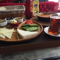 Foto diambil di Papion Cafe Restaurant oleh Bilal Y. pada 2/10/2015