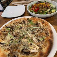 Photo taken at California Pizza Kitchen by Juliguli on 6/7/2019