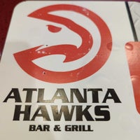 Foto diambil di Atlanta Hawks Bar &amp;amp; Grill oleh Linda P. pada 11/15/2021