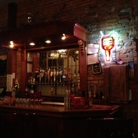 รูปภาพถ่ายที่ Hamilton&amp;#39;s Bar &amp;amp; Grill โดย Denis P. เมื่อ 5/12/2013