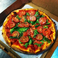 12/28/2012にCarlos S.がSolorzano Bros. Pizzaで撮った写真