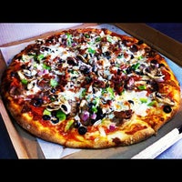 Снимок сделан в Solorzano Bros. Pizza пользователем Carlos S. 9/15/2012