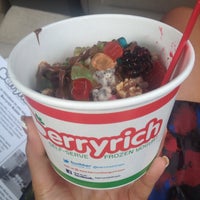 รูปภาพถ่ายที่ Berryrich Frozen Yogurt โดย Christine P. เมื่อ 9/16/2013