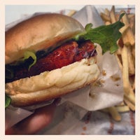 รูปภาพถ่ายที่ Gabutto Burger โดย Monica B. เมื่อ 3/8/2013