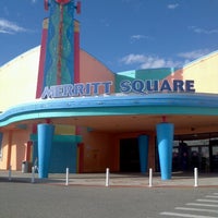 Foto tomada en Merritt Square Mall  por Arielle P. el 12/6/2012