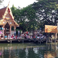 Photo taken at Kwan-Riam Floating Market by Aom Chanida on 4/28/2013