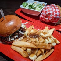 Photo taken at Red Robin Gourmet Burgers and Brews by Eric C. on 4/28/2023
