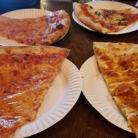 รูปภาพถ่ายที่ Proto&amp;#39;s Pizza โดย brendan c. เมื่อ 6/22/2019