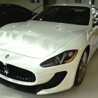 Das Foto wurde bei Ferrari/Maserati Auto Gallery Woodland Hills von aphrodaisy am 3/2/2013 aufgenommen