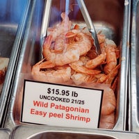 Das Foto wurde bei Malibu Seafood Fresh Fish Market &amp;amp; Patio Cafe von Nathan R. am 9/10/2023 aufgenommen