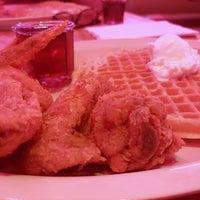 Photo taken at Roscoe&amp;#39;s House of Chicken and Waffles by Nathan R. on 1/29/2020