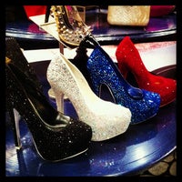 รูปภาพถ่ายที่ AKIRA Downtown Footwear โดย Daniel M. เมื่อ 12/17/2012