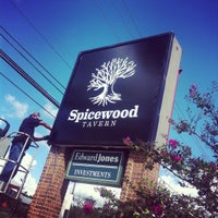 รูปภาพถ่ายที่ Spicewood Tavern โดย Oliver B. เมื่อ 10/27/2012