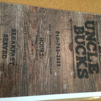 รูปภาพถ่ายที่ Uncle Bucks Restaurant &amp;amp; Bar โดย Edgar J. เมื่อ 8/9/2017
