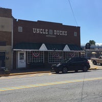Das Foto wurde bei Uncle Bucks Restaurant &amp;amp; Bar von Edgar J. am 8/9/2017 aufgenommen
