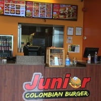 Foto scattata a Junior Colombian Burger - Lee Vista Boulevard da Marwan B. il 8/10/2015