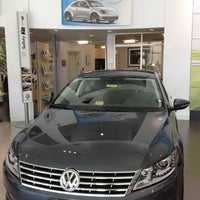 Photo prise au Lindsay Volkswagen of Dulles par Gregory G. le10/16/2012