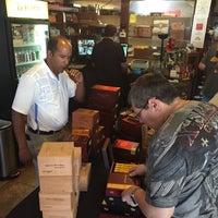 10/8/2015 tarihinde Scott G.ziyaretçi tarafından En Fuego Cigars &amp;amp; Lounge'de çekilen fotoğraf