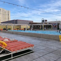 Das Foto wurde bei Picnic Pool at Downtown Grand von Vera am 3/31/2018 aufgenommen