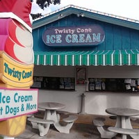 รูปภาพถ่ายที่ Twisty Cone Ice Cream &amp;amp; Cakes โดย thomas c. เมื่อ 12/6/2013