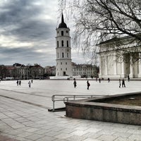 Das Foto wurde bei Katedros aikštė | Cathedral Square von Oleg am 4/29/2013 aufgenommen