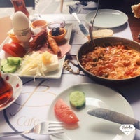 Das Foto wurde bei Baal Cafe &amp;amp; Breakfast von Fatma Ç. am 11/21/2015 aufgenommen