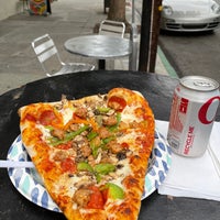 Foto tomada en Serrano&amp;#39;s Pizza  por Powen S. el 11/14/2023