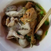 Photo taken at ก๋วยเตี๋ยวนายแว่น by Tummy _minicoopy p. on 3/2/2021