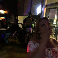 รูปภาพถ่ายที่ Deloreans 80s Bar โดย Colleen D. เมื่อ 7/27/2019