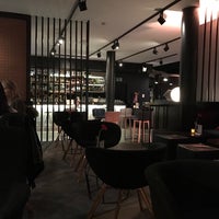 Foto scattata a Octans - A Spirited Bar da Marcin J. il 3/22/2017
