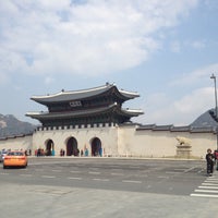 Photo taken at Gyeongbokgung Palace by Tomoko S. on 4/29/2013