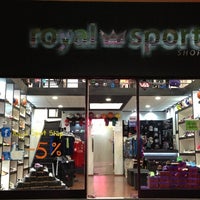 Foto tirada no(a) Royal Sport Shop por Alex A. em 4/10/2013